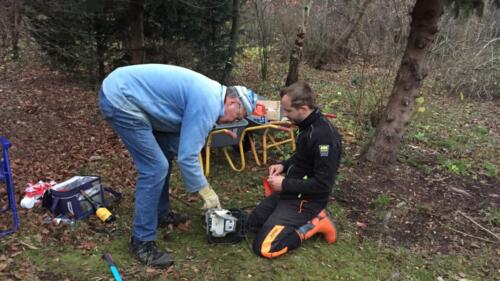 2019 Arbejdsdag_Efterår. Slibning af kæde. Marcus og Olav. Foto: Birgit