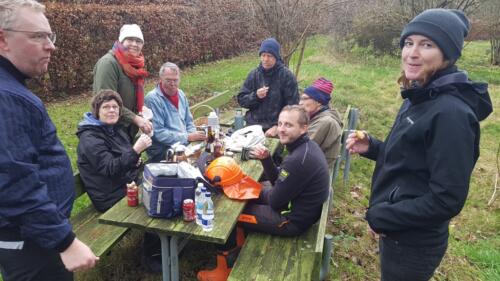 2019_Arbejdsdag_Efterår. Arbejdsholdet får varm saft og æbleskiver af Inger. Foto: Niller