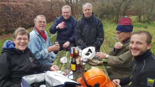 2019_Arbejdsdag_Efterår. Arbejdsholdet, mens Mette gemmer sig og Niller tager fotoet