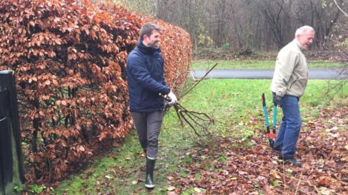 Arbejdsdag_2021_11_28. Martin og John beskærer buske