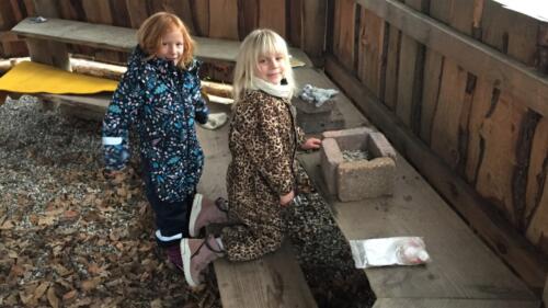 Bålhyggedagen_2021_11_28. Bjørk og Gry klar til pandekager. Bygger lige et hus først