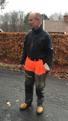 Arbejdsdag_2021_11_28. Formanden med sikkerhedsbukser