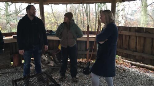 Bålhyggedagen_2021_11_28. Stig, Sol og Louise ved bålet