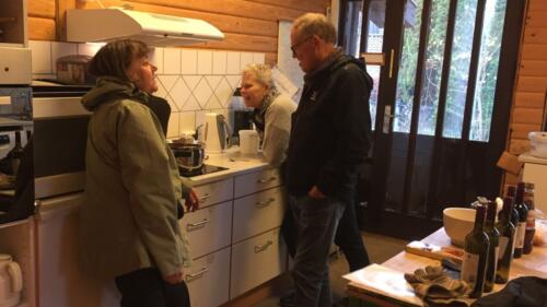 Bålhyggedagen_2021_11_28. Ulla styrede glühwein mm. indendørs. Her i snak med Ib og Berit