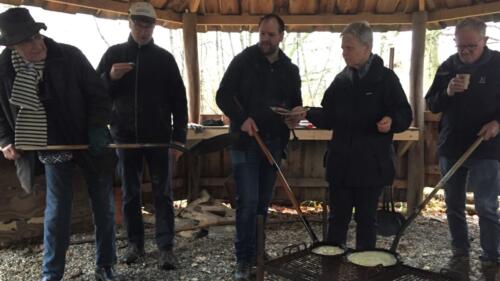 Bålhyggedagen_2021_11_28. Arne, Niller, Stig, Ulla og Ib ved bålet