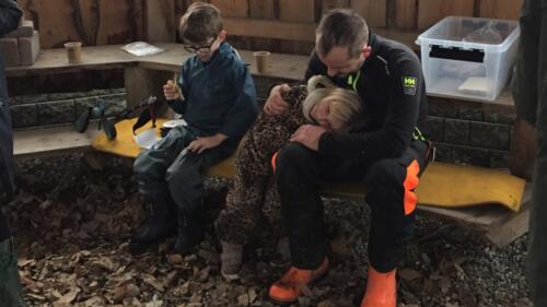 Bålhyggedagen_2021_11_28. Viggo og Gry hos far