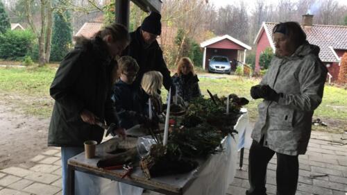 Bålhyggedagen_2021_11_28. Jan og Inger laver dekorationer med børnene