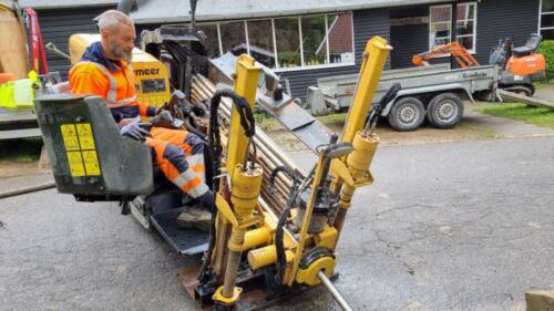 Stikledningen til fjernevarme bores ind på Poppelgangen 18