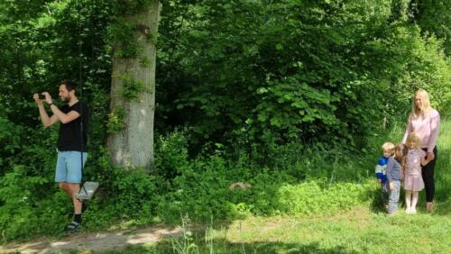 Mathias fotograferer og Louise passer på børnene