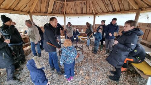 Bålhyggedagen_2021_11_28. Fuld gang i bålhytten