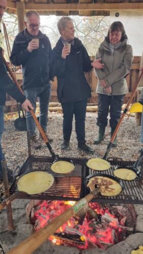 Bålhyggedagen_2021_11_28. Stig, Ib, Ulla og Berit ved bålet