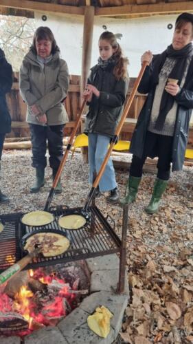 Bålhyggedagen_2021_11_28. Berit, Asta og Lise ved bålet 