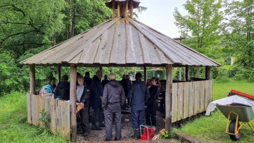 Vi samledes i spejdernes bålsted p.gr.a. regn