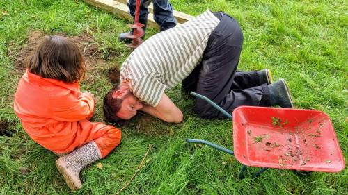Mathias graver hullerne til bænken