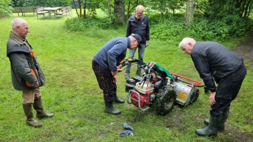 4 mænd omkring en uvillig maskine