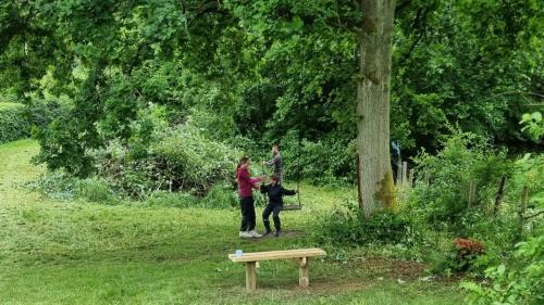 Nu har vi både gynge - som desuden bliver renoveret i stropperne - og bænk, så forældre og bedsteforældre kan kigge på deres poder