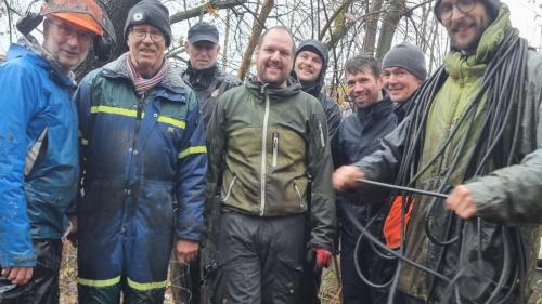 Holdet bag optagningen af træstammen