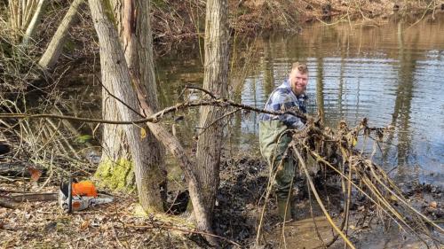 Magnus trækker det sidste af træstammerne op