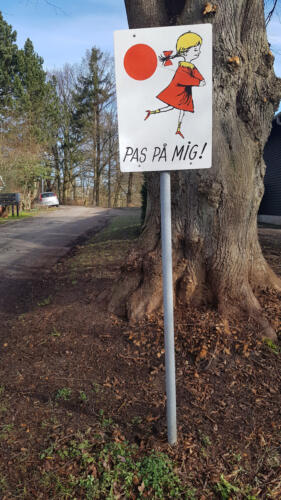 Pas På Mig Skilt fra Poppelgangen 18 efter renovering af skilt ved Kirsten Grønbech