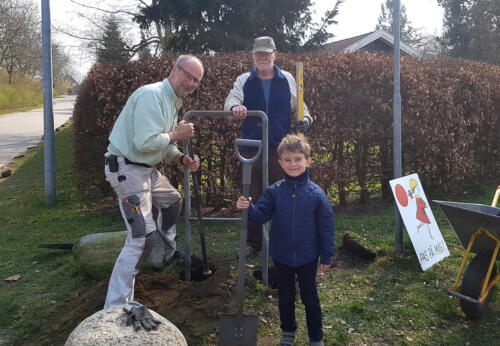 Niller, Finn og Viggo sætter skiltet ned på hjørnet af Rytterstien og Poppelgangen